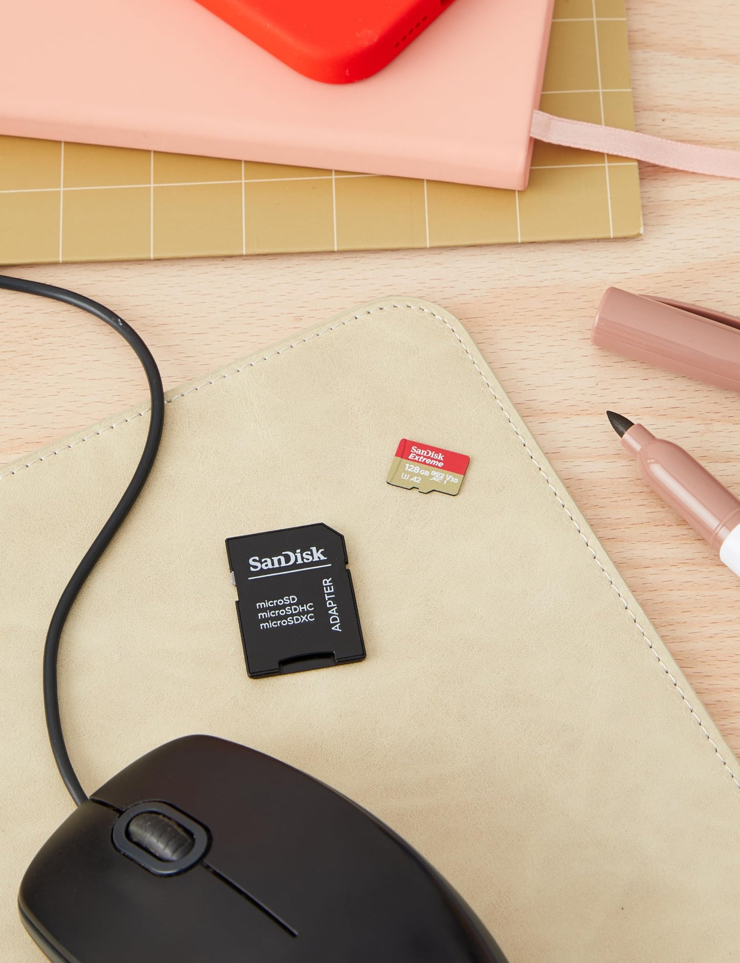 SanDisk Extreme MicroSD-Kaart Voor Actiecameras En Drones Met Adapter 128 GB (1 Jaar RescuePRO Deluxe, Leessnelheden Tot 190 MB/s, A2, C10, V30, U3, 30 Jaar Garantie) Rood/Goud