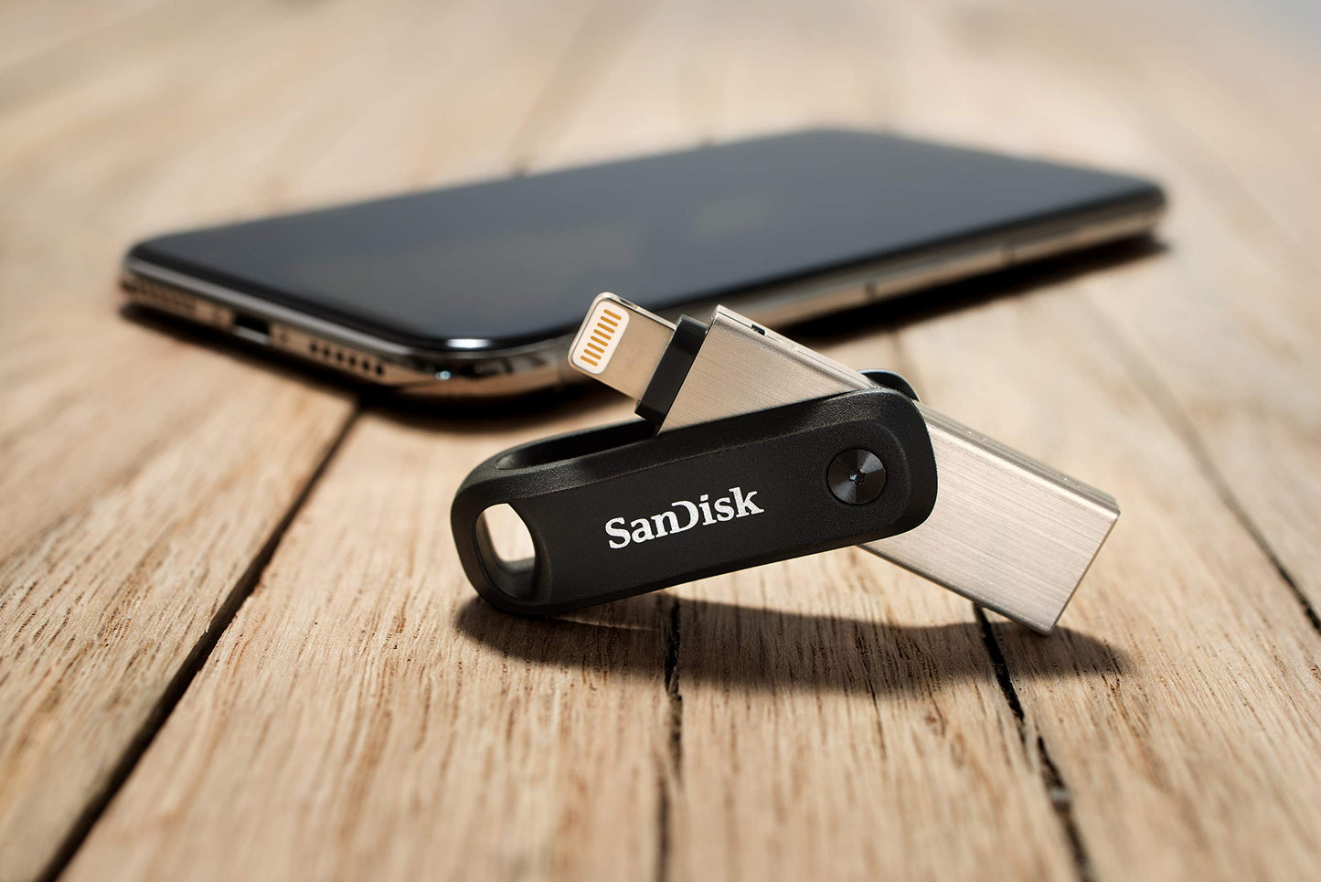 SanDisk IXpand Flashdrive Go 128 GB (USB 3.0 Poort, Wachtwoordbeveiliging, Sleutelring, Voor IPhone/IPad, PC En Mac) Zwart